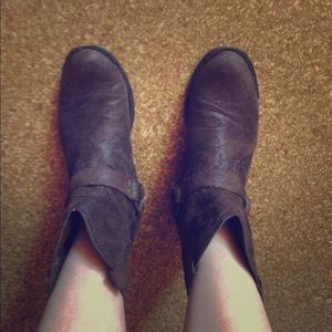 Low ankle cowboy booties